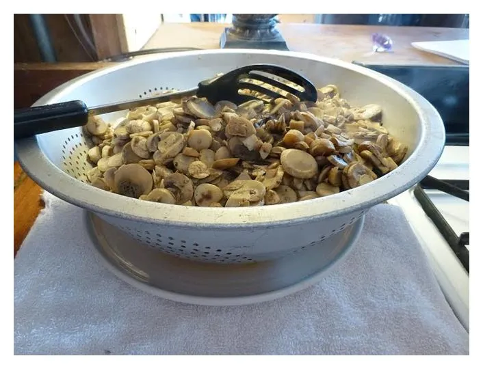 Drained Canned Mushrooms With Salt